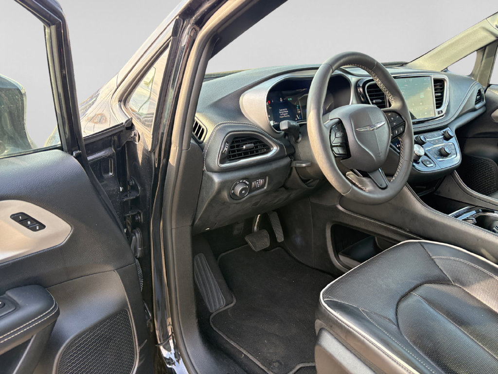 Used 2024 Chrysler Pacifica Premium FWD image 18
