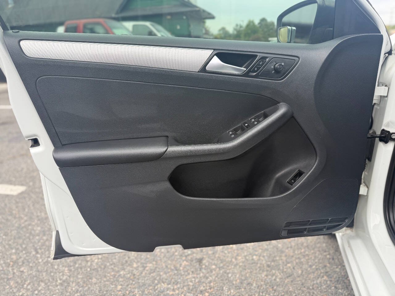 Used 2016 Volkswagen Jetta SE FWD image 9