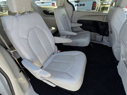 Used 2021 Chrysler Voyager Lxi image 20