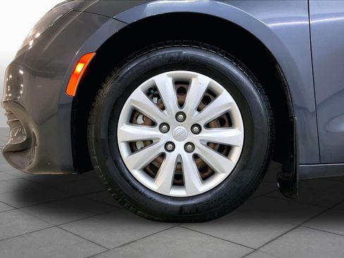 Used 2019 Chrysler Pacifica L FWD image 10