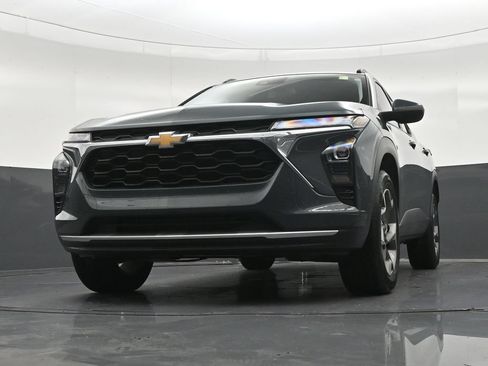 Used 2025 Chevrolet Trax LT FWD image 30