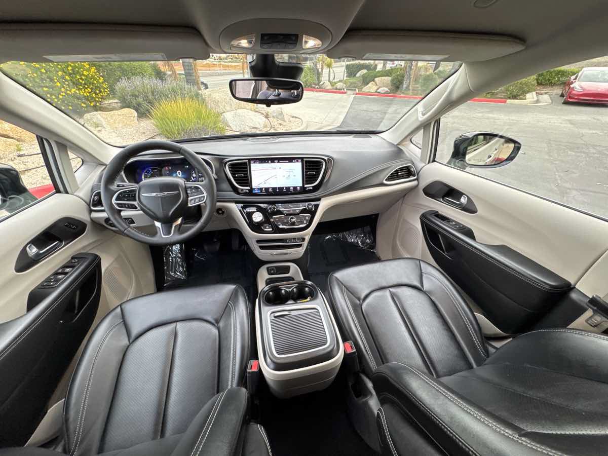 Used 2024 Chrysler Pacifica Limited FWD image 6