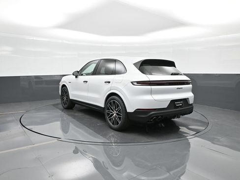 Used 2025 Porsche Cayenne E-Hybrid AWD/4WD image 3