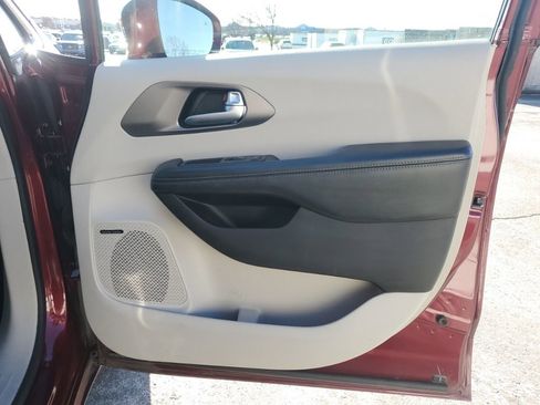 Used 2018 Chrysler Pacifica Limited image 39