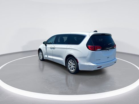 Used 2023 Chrysler Voyager LX FWD image 7