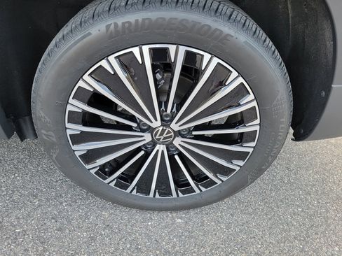 Certified 2025 Volkswagen Taos SE w/ Panoramic Sunroof Package image 26