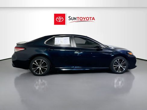 Used 2018 Toyota Camry SE w/ Moonroof Package FWD image 2