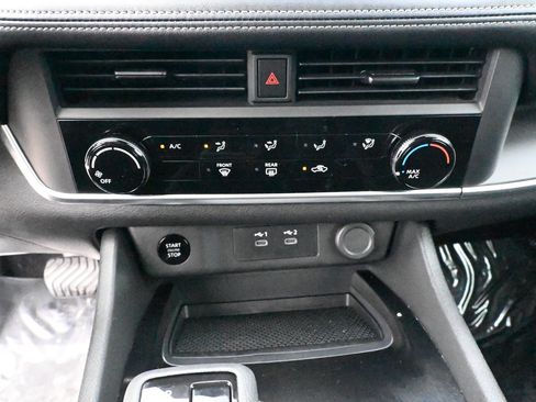 Used 2024 Nissan Rogue S AWD/4WD image 18