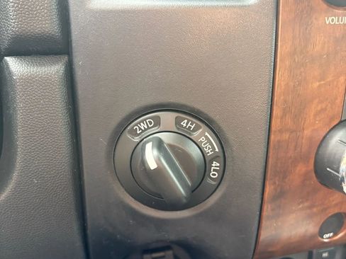 Used 2011 Nissan Titan SL w/ SL Technology Pkg image 8