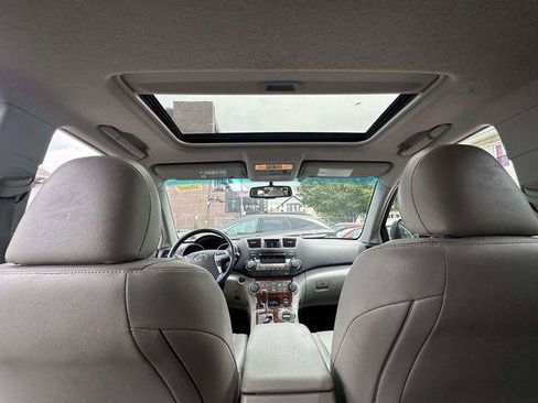 Used 2012 Toyota Highlander Limited w/ Tow Pkg AWD/4WD image 16