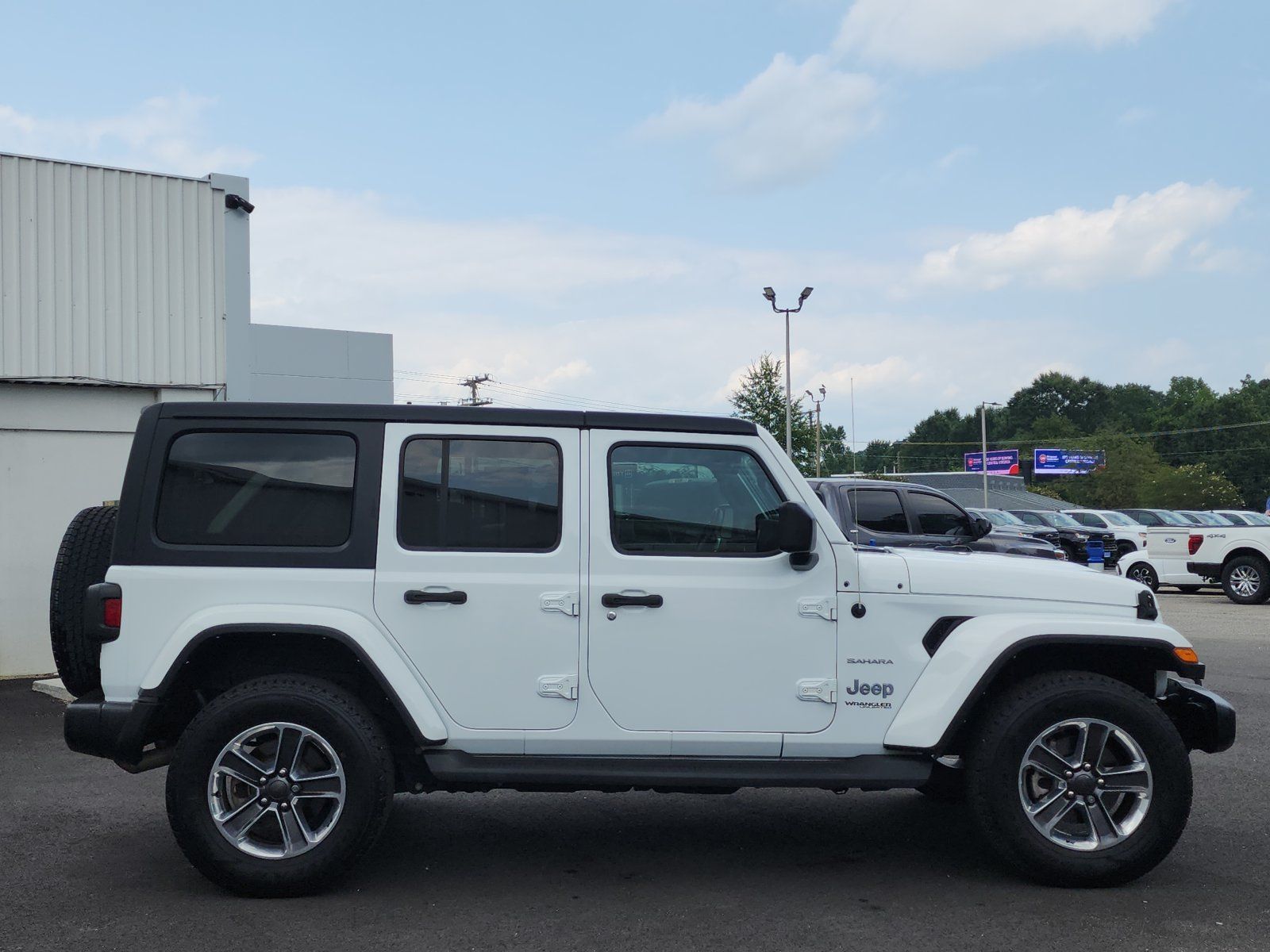 Used 2022 Jeep Wrangler Unlimited Sahara w/ Cold Weather Group AWD/4WD image 6