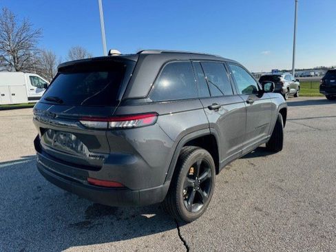 Used 2024 Jeep Grand Cherokee Limited w/ Black Appearance Package image 9