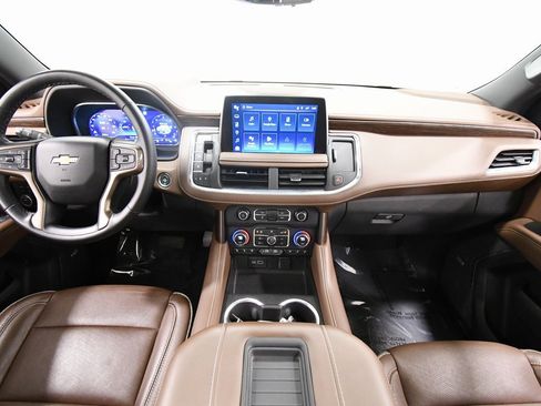 Used 2023 Chevrolet Suburban High Country image 3