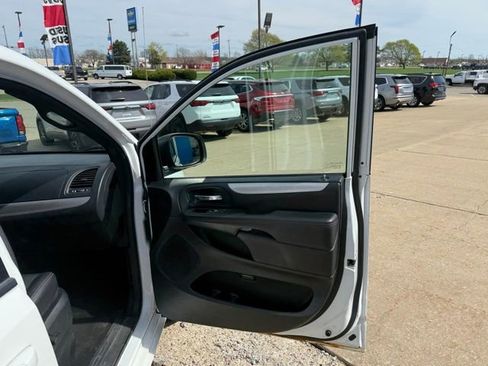 Used 2016 Dodge Grand Caravan R/T FWD image 14