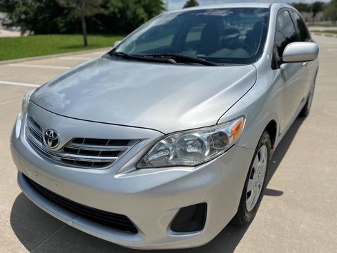 Used 2013 Toyota Corolla LE FWD image 2