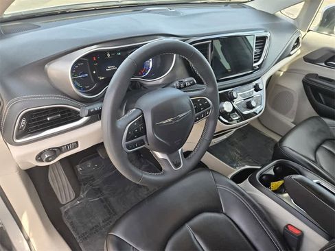 Used 2023 Chrysler Pacifica Touring-L image 11