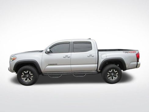Used 2018 Toyota Tacoma TRD Off-Road AWD/4WD image 3