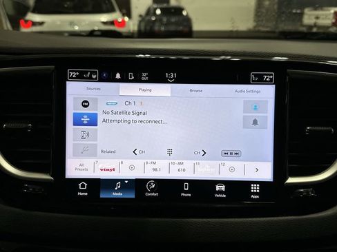 Used 2024 Chrysler Pacifica Touring-L image 16