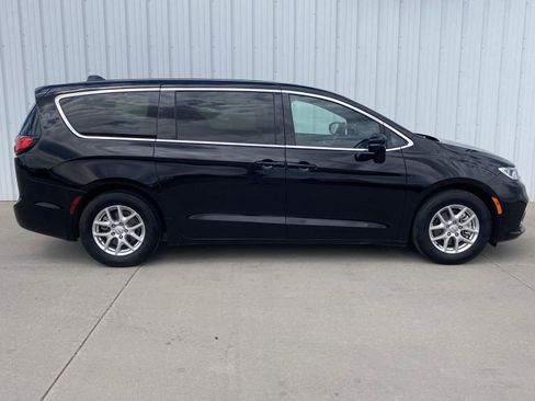 Used 2025 Chrysler Pacifica Select FWD image 4