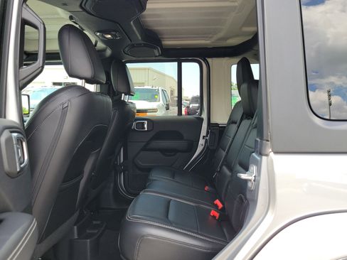 Used 2018 Jeep Wrangler Unlimited Sahara image 11