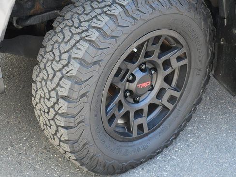 Used 2018 Toyota Tacoma TRD Sport w/ Technology Package AWD/4WD image 11