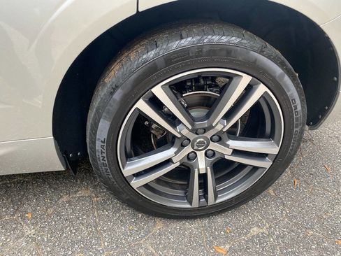 Used 2018 Volvo XC60 T5 Momentum w/ Vision Package image 9