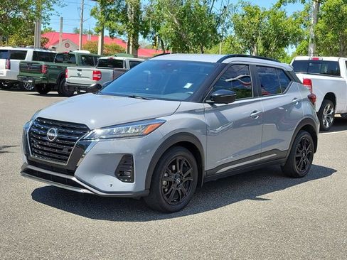 Used 2023 Nissan Kicks SR w/ SR Premium Package FWD image 2