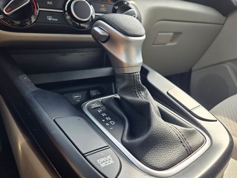 Used 2025 Kia Soul LX w/ LX Technology Package FWD image 13