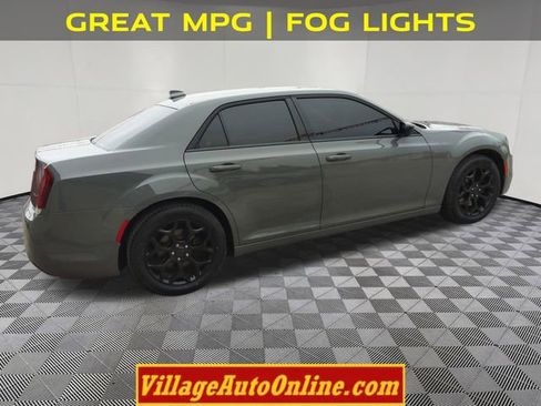 Used 2018 Chrysler 300 Touring w/ Sport Appearance Package image 4