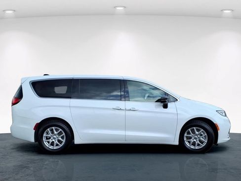 Used 2024 Chrysler Pacifica Touring-L FWD image 5