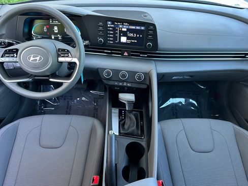 Used 2025 Hyundai Elantra SE FWD image 15