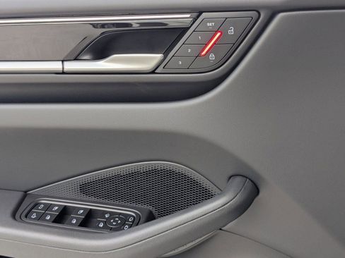 Used 2025 Porsche Macan Electric RWD image 15