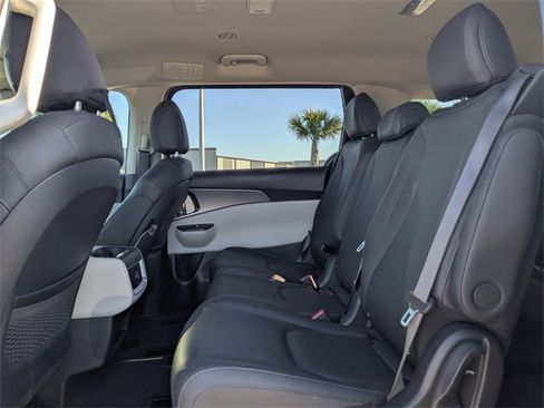 Certified 2024 Kia Carnival LX image 17