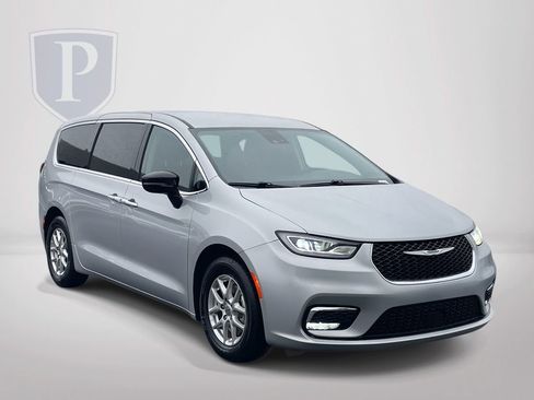 Certified 2024 Chrysler Pacifica Touring-L image 1