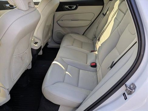 Used 2021 Volvo XC60 T5 Momentum w/ Premium Package image 16