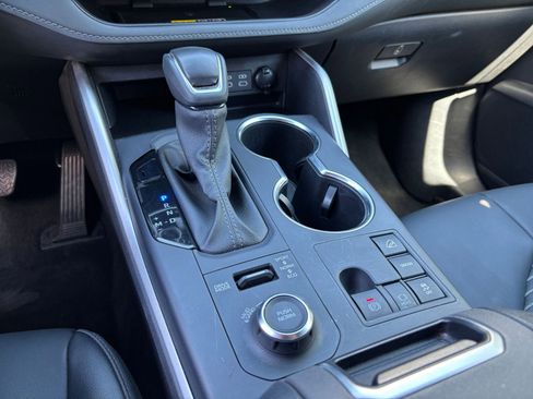 Used 2025 Toyota Highlander XSE AWD/4WD image 44