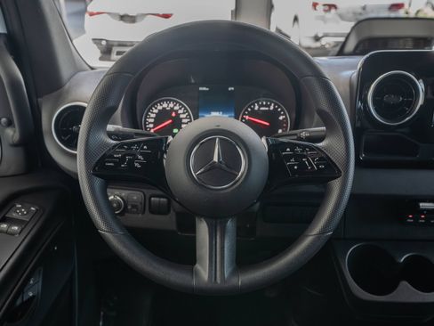 Used 2025 Mercedes-Benz Sprinter 2500 image 9