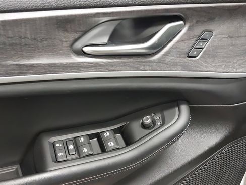 Used 2023 Jeep Grand Cherokee Limited w/ Luxury Tech Group II image 25