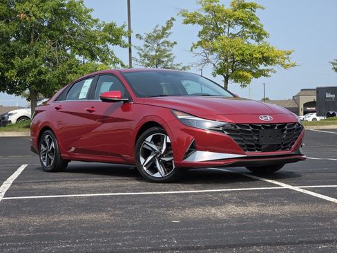Used 2022 Hyundai Elantra Limited FWD image 2