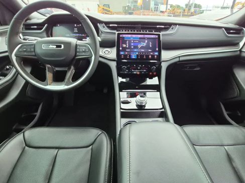 Used 2025 Jeep Grand Cherokee L Limited w/ Luxury Tech Group II AWD/4WD image 16