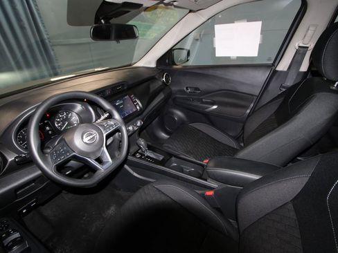 Used 2024 Nissan Kicks SV image 2