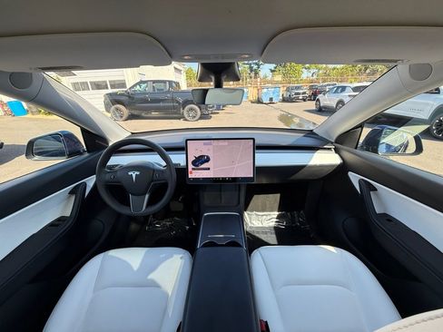 Used 2022 Tesla Model Y Long Range AWD/4WD image 20