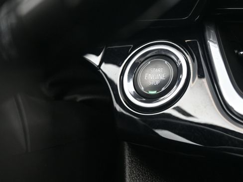 Used 2025 Chevrolet Trax RS w/ Sunroof Package FWD image 18
