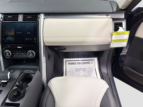 New 2026 Land Rover Discovery Limited Edition image 17