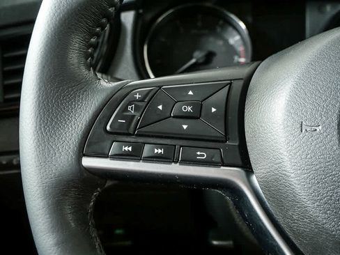 Used 2017 Nissan Rogue SV AWD/4WD image 10