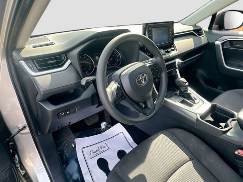 Used 2019 Toyota RAV4 LE FWD image 5