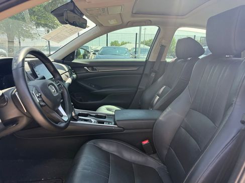 Used 2018 Honda Accord Touring image 9