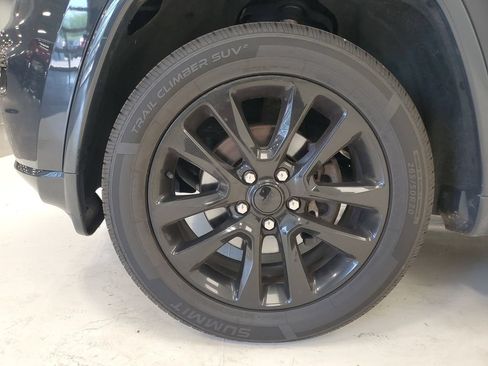 Used 2018 Jeep Grand Cherokee Altitude AWD/4WD image 7