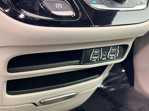 Used 2023 Chrysler Pacifica Touring-L FWD image 14