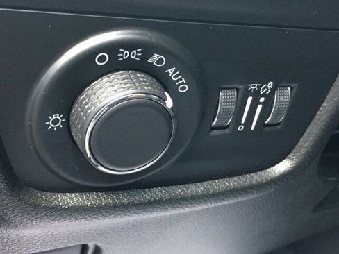 Used 2023 Jeep Grand Cherokee Altitude image 12